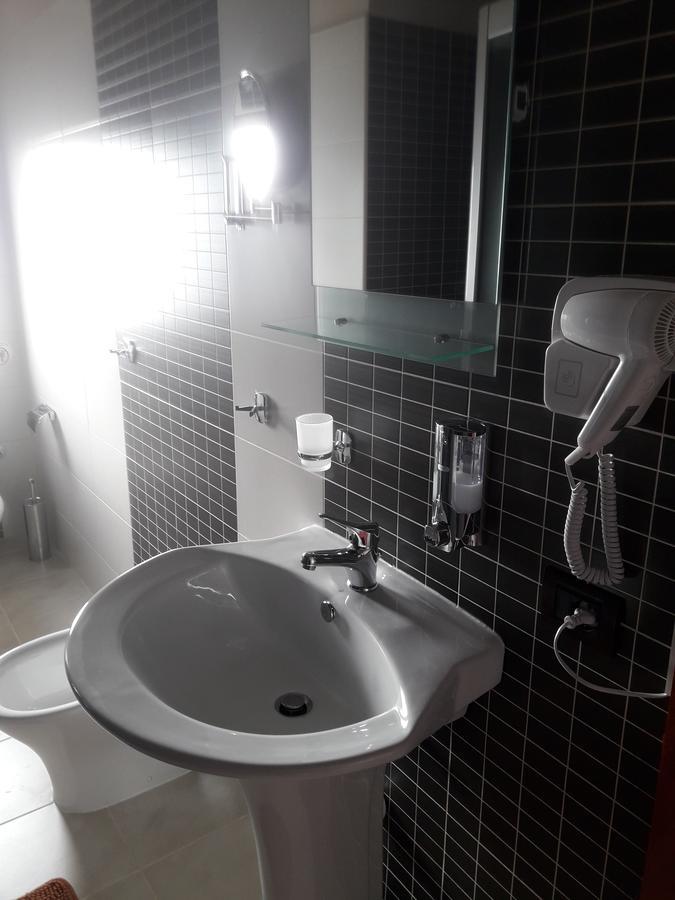 Hotel Vila Mano Корча Екстериор снимка