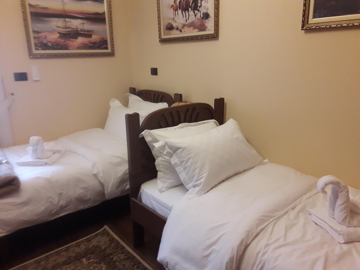 Hotel Vila Mano Корча Екстериор снимка