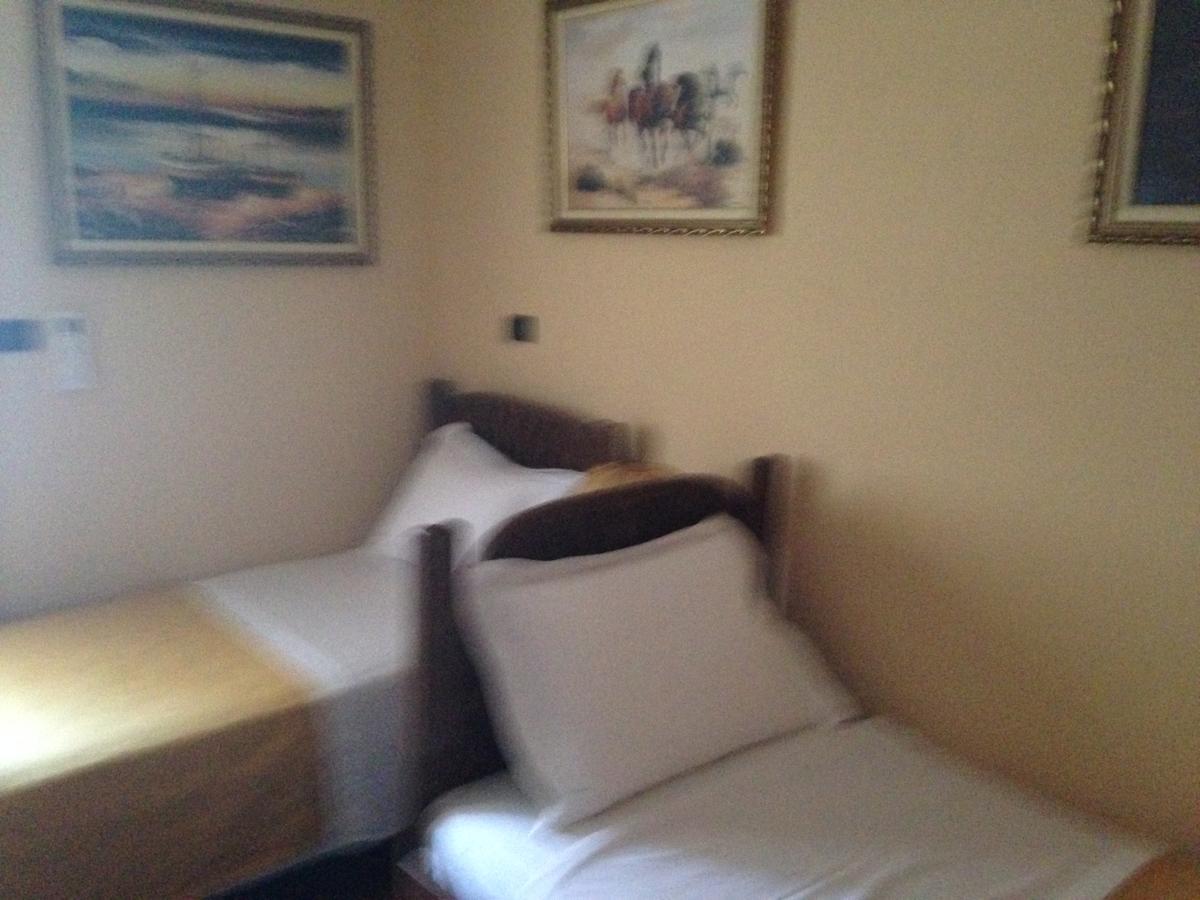 Hotel Vila Mano Корча Екстериор снимка