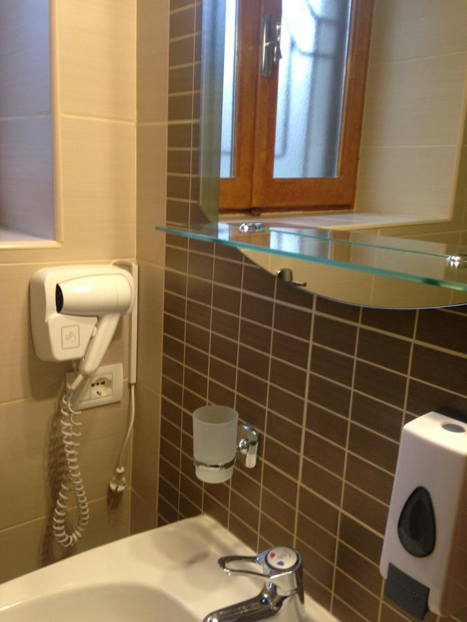 Hotel Vila Mano Корча Екстериор снимка